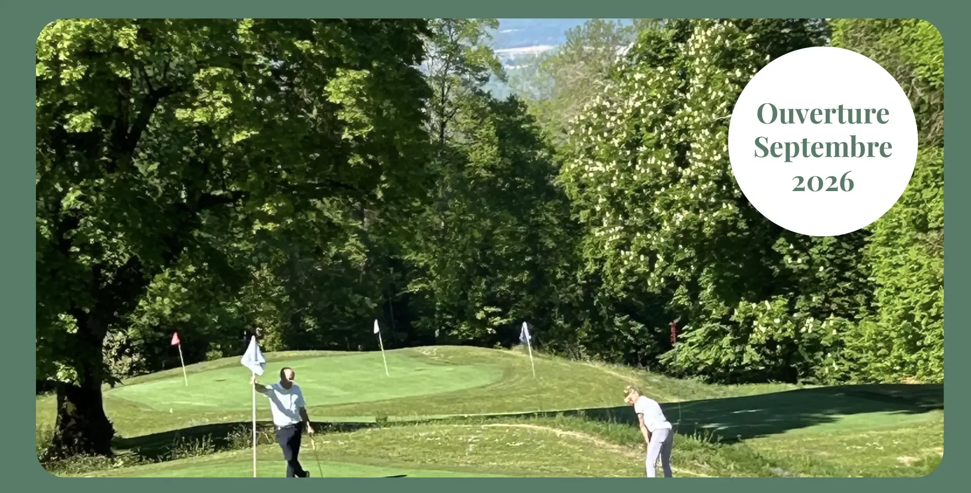 Deux personnes sur un terrain de golf avec des drapeaux, entouré d'arbres, avec un cercle blanc indiquant "Ouverture Septembre 2026"