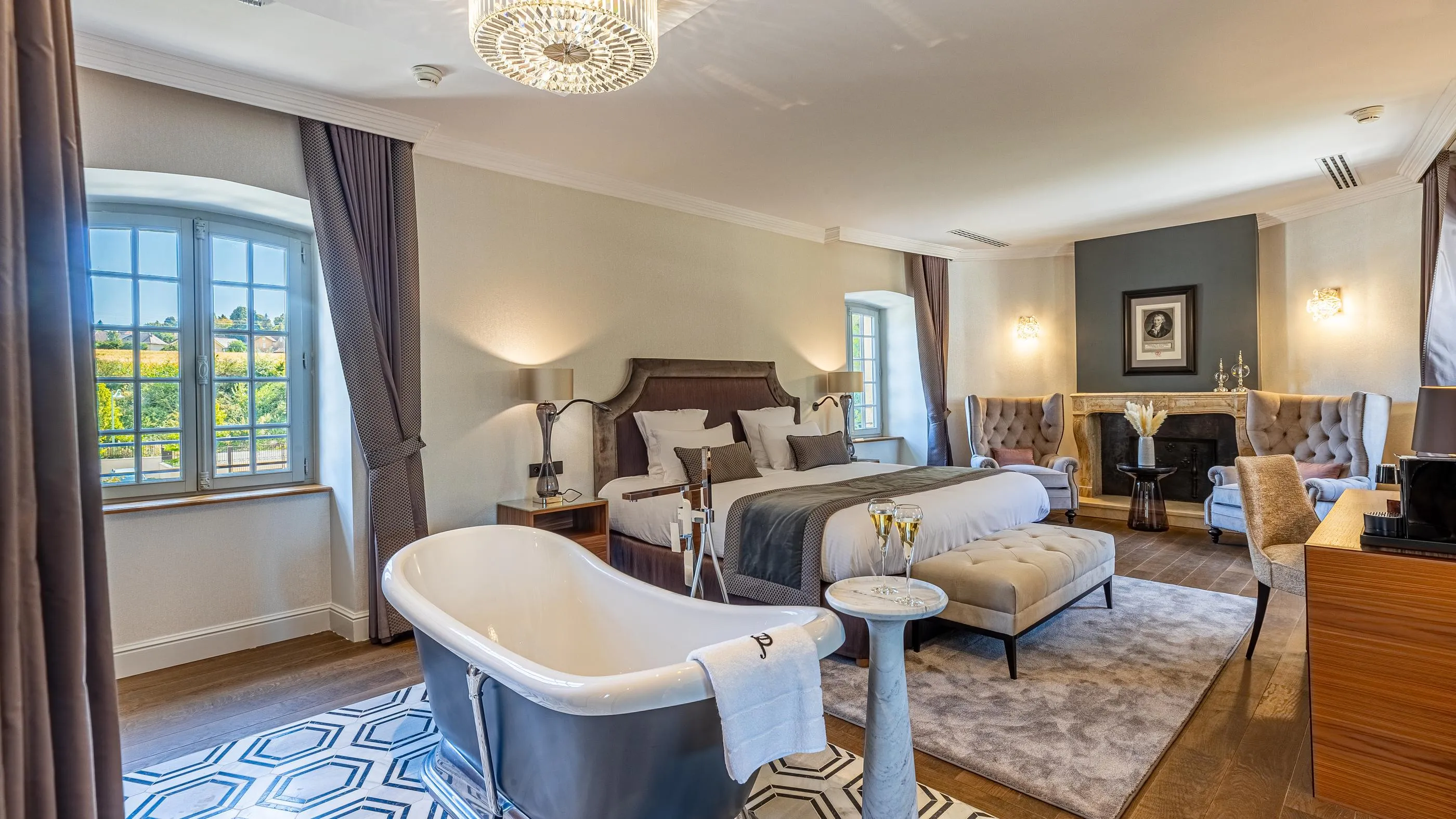 Luxuriöses Zimmer mit Doppelbett, separater Badewanne, Kamin, Panoramafenstern und eleganter Einrichtung